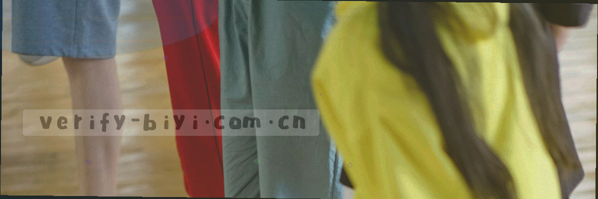 客服人员面对电脑屏幕为客户解答疑问的剪影图